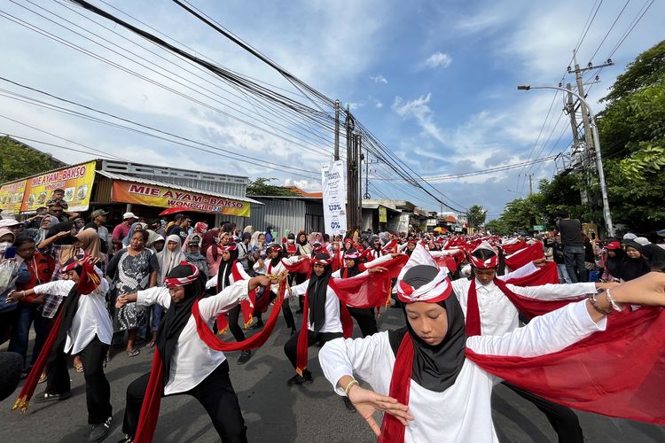 Penampilan 1.000 penari dalam tradisi Napak Tilas Sembrani Bumi Nusantara yang berlangsung mulai dari Lidah Wetan hingga Taman Bungkul, Surabaya, Minggu (5/10/2025).