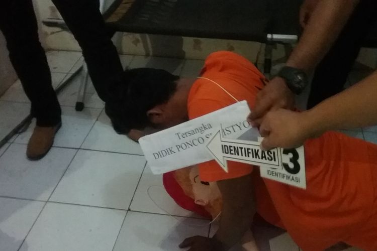 Didik saat melakukan persetubuhan dengan korban.