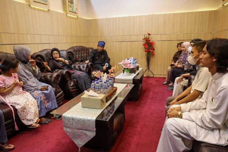 24 Warga Banten bertemu dengan Pj Gubernur Al Muktabar sebelum diantarkan ke rumah masing-masing. Mereka berhasil di evakuasi oleh Kementrian Luar Negeri dari Sudan yang tengah dilanda perang.