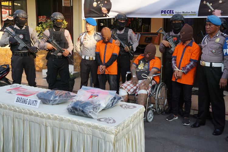 Tiga tersangka pembunuhan Heru Susilo, seorang juru parkir yang ditemukan tewas di depan rumahnya. 