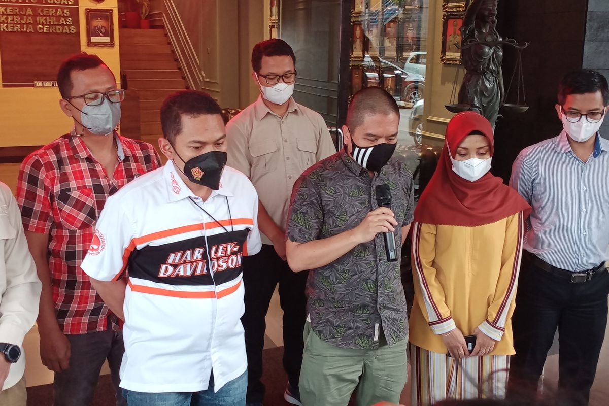 Reza Fahd Adrian bersama istrinya Anggi Okta Wiranti saat diwawancarai awak media di Mapolresta Malang Kota, Jawa Timur pada Kamis (24/2/2022). 