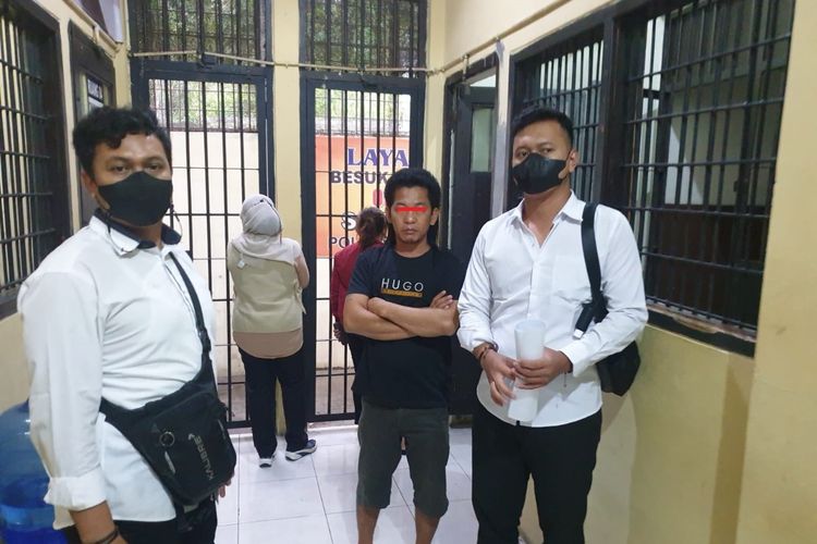 DITAHAN—Inilah tiga tersangka karyawan bank plecit saat hendak ditahan penyidik Polres Wonogiri di Mapolres Wonogiri, Selasa (15/2/2022). Ketiganya berinisial RH (kaos hitam), NS dan SAS (paling belakang) ditahan setelah dilaporkan karena menganiaya nasabahnya saat menagih cicilan pinjaman.