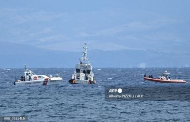 Kapal penyelamat beroperasi di lepas pantai Porticello, dekat Palermo, Italia, Selasa (20/8/2024), sehari setelah kapal pesiar mewah berbendera Inggris, Bayesian, tenggelam. Kapal Bayesian tenggelam.