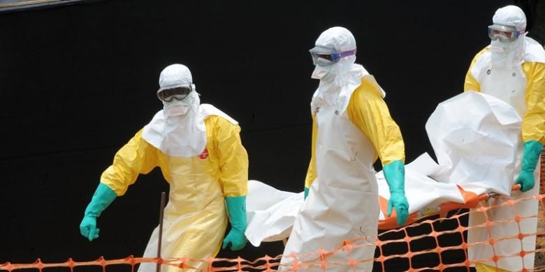 Para dokter dari organisasi Medecin Sans Frontier (MSF) mengangkut jasad seseorang yang meninggal dunia akibat ebola di Guekedou, Guinea pada 1 April 2014.