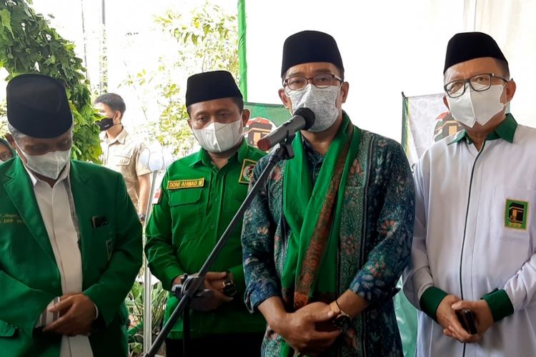 Gubernur Jabar Ridwan Kamil usai mengisi acara Musyawarah Nasional (Munas) Alim Ulama Partai Persatuan Pembangunan (PPP) di Pondok Pesantren Fadhlul Fadhlan Semarang, Jawa Tengah, Minggu (17/10/2021).