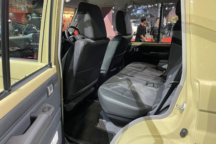 Jok belakang Toyota Land Cruiser 70 hanya bisa reclining