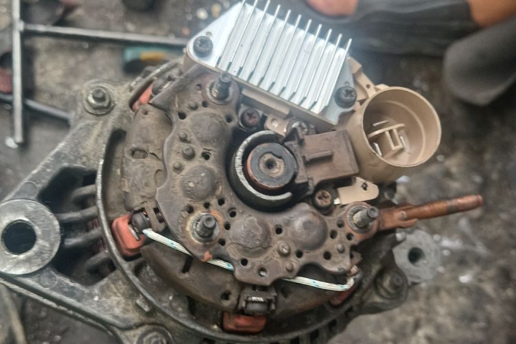 Alternator mobil rusak