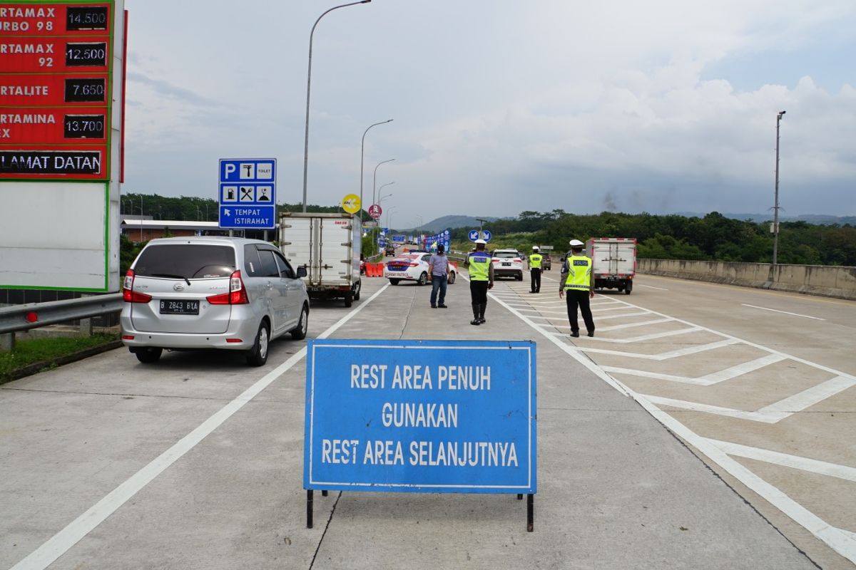 Jasa Marga berlakukan sistem buka tutup rest area di jalan tol arah Jakarta pada arus balik Lebaran, Jumat (6/5/2022).