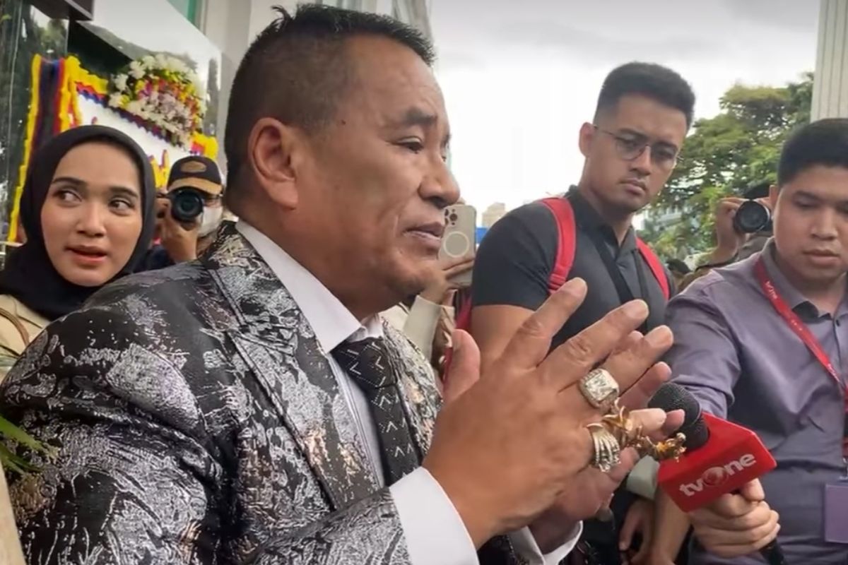 Hotman Paris Hutapea, kuasa hukum terdakwa pengedar narkotika jenis sabu Irjen Teddy Minahasa saat ditemui awak media di PN Jakarta Barat, Senin (20/2/2023). 