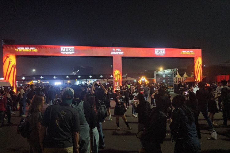 Suasana lokasi konser Muse yang diselenggarakan di Carnaval Ancol, Jakarta Utara, Jumat (19/9/2025).