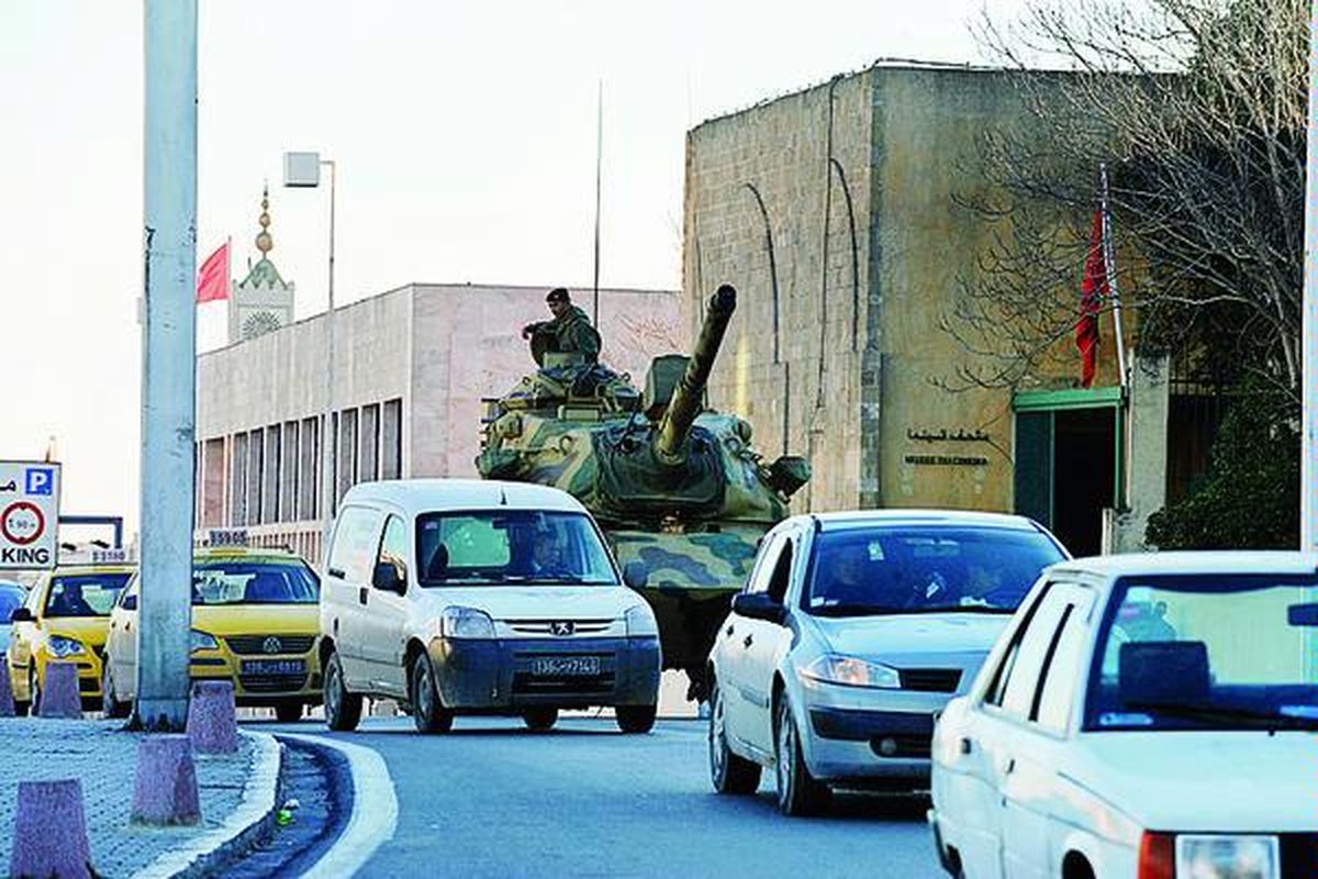 Sebuah tank militer diparkir di depan kantor pemerintah di La Kasbah, Tunis, ibu kota Tunisia, Sabtu (15/1). Presiden Tunisia Zine al-Abidine Ben Ali melarikan diri ke Arab Saudi akibat aksi protes yang terjadi sejak pertengahan Desember. Warga memprotes pemerintahan Ben Ali yang dianggap tidak berhasil memakmurkan warga.