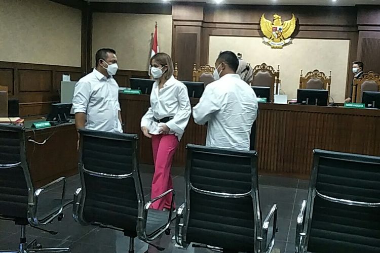 Terdakwa kasus penyalahgunaan narkoba, artis Nia Ramadhani (tengah), sopirnya Zen Vivanto (kiri), dan suaminya Ardi Bakrie (kanan) selesai sidang di Pengadilan Negeri Jakarta Pusat, Kamis (16/12/2021).