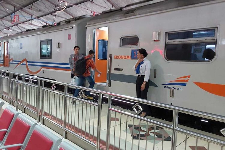 Penumpang naik kereta api di Stasiun Madiun meski terlambat lantaran terkena dampak banjir, Rabu (26/2/2020).