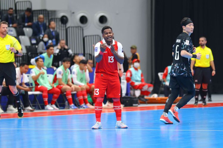 Gelandang sayap timnas futsal Indonesia Brian ICK memberi instruksi kepada rekan timnya pada laga Indonesia vs Korea Selatan di Indonesia Arena di ajang AFC Futsal ASIAN CUP 2026 pada Selasa (27/1/2026).