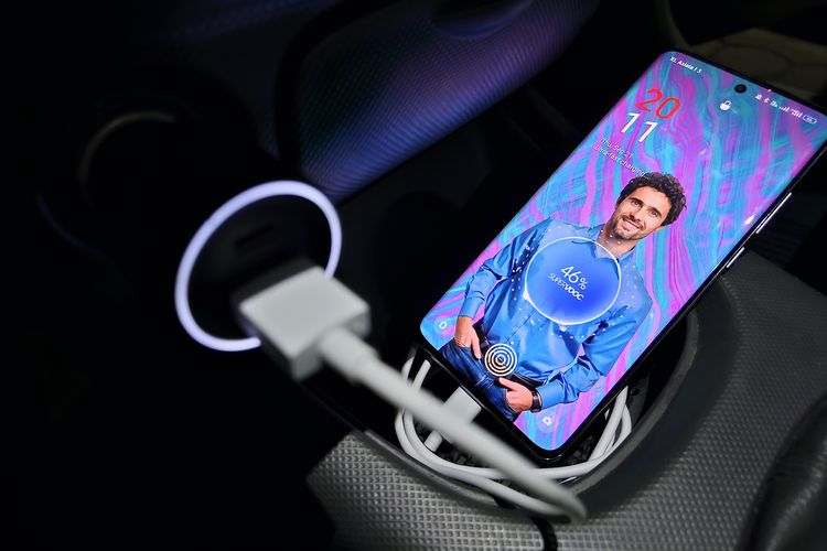 Ilustrasi pengisian Oppo Reno 10 Pro Plus pakai Oppo 80W Car Charger.