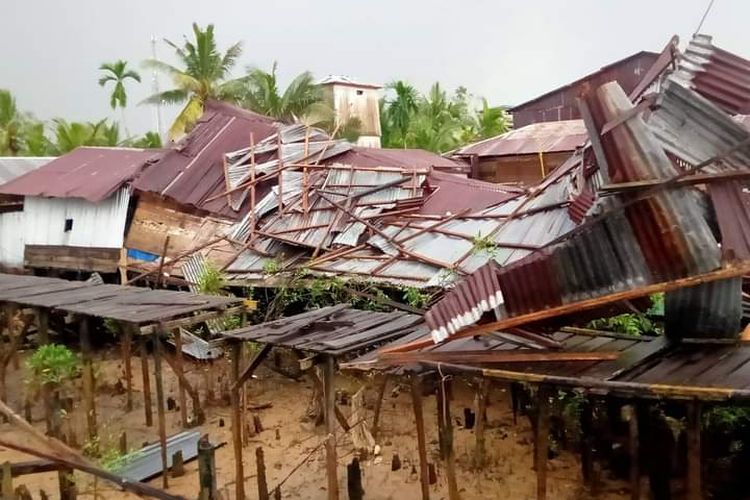 Angin kencang merusak puluhan rumah di Kecamatan Kuala Jambi, Kabupaten Tanjab Timur, Jambi