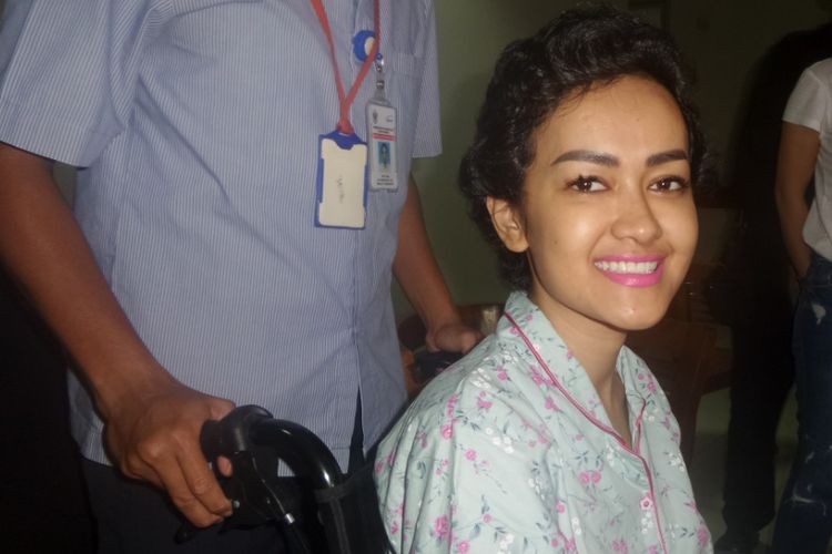 Julia Perez diabadikan usai wawancara di Rumah Sakit Dr Cipto Mangunkusumo (RSCM), Jakarta Pusat, pada Rabu (15/2/2017).