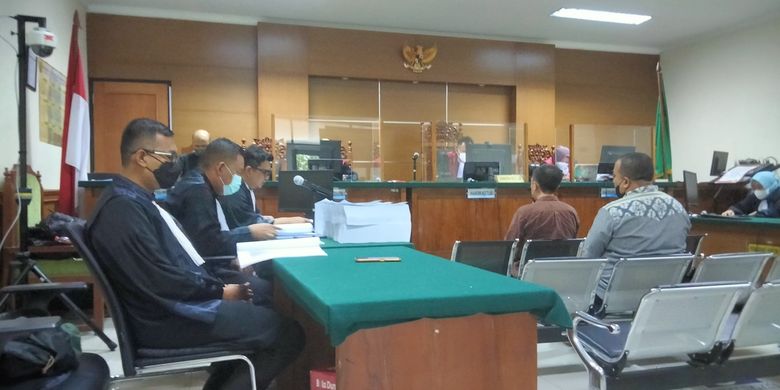 Jaksa Penuntut Umum Komisi Pemberantasan Korupsi saat membacakan berkas tuntutan tiga terdakwa kasus korupsi pengadaan lahan SMKN 7 Tangsel di Pengadilan Tipikor Serang. Kamis (24/11/2022).