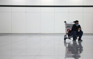 Warga Hong Kong tengah menggunakan masker di Hong Kong International Airport.