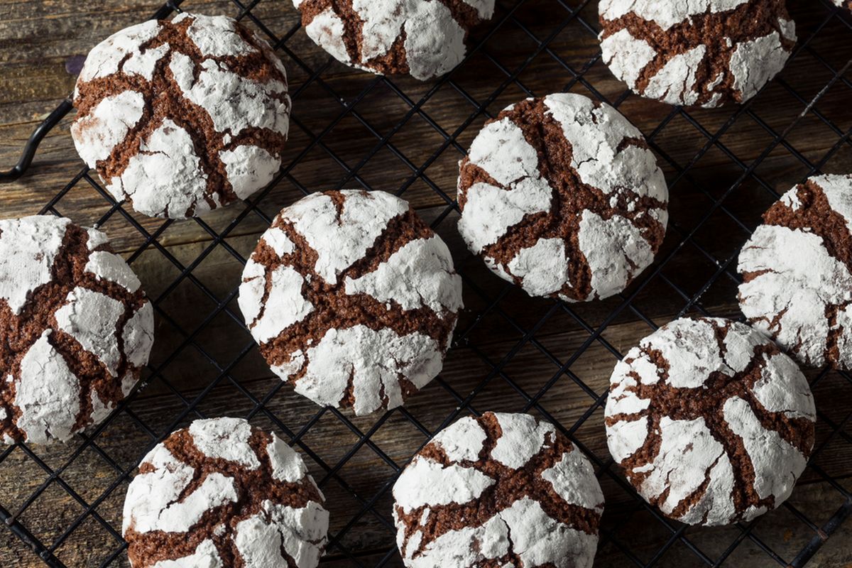 Ilustrasi kue kering cokelat retak atau Chocolate Crinkle Cookies.
