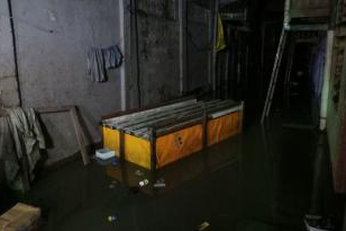 Wilayah Kampung Pulo sudah digenangi banjir. Lokasi terdalam di pemukiman warga mencapai kedalaman 2,5 meter. Jumat (17/1/2014).