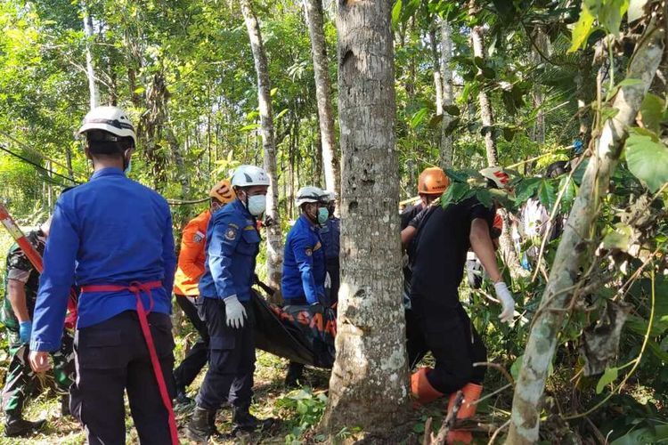 Tim SAR gabungan mengevakuasi seorang nenek, Romdonah (90), yang tewas tercebur sumur di Dusun Njlengkling RT: 05 RW: 04 Banjarharjo, Kecamatan Salaman, Kabupaten Magelang, Jawa Tengah, Rabu (24/5/2023) Pukul 14.30 WIB