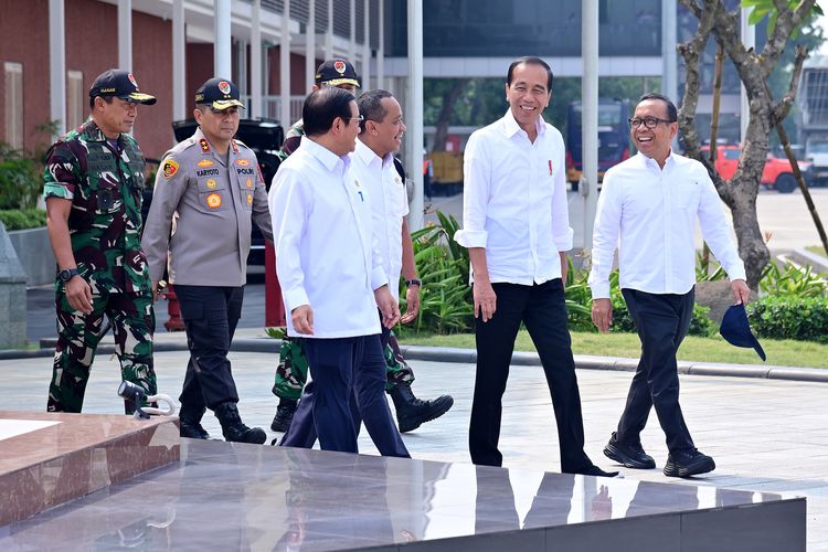 Presiden Joko Widodo (Jokowi) bersama beberapa menteri saat hendak berangkat ke Ibu Kota Nusantara (IKN), Minggu (11/8/2024).