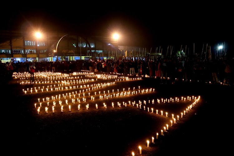 Doa bersama ribuan Aremania untuk memperingati 40 hari Tragedi Kanjuruhan yang dilaksanakan di parkiran Stadion Kanjuruhan Kepanjen, Kabupaten Malang, Rabu (9/11/2022) malam.