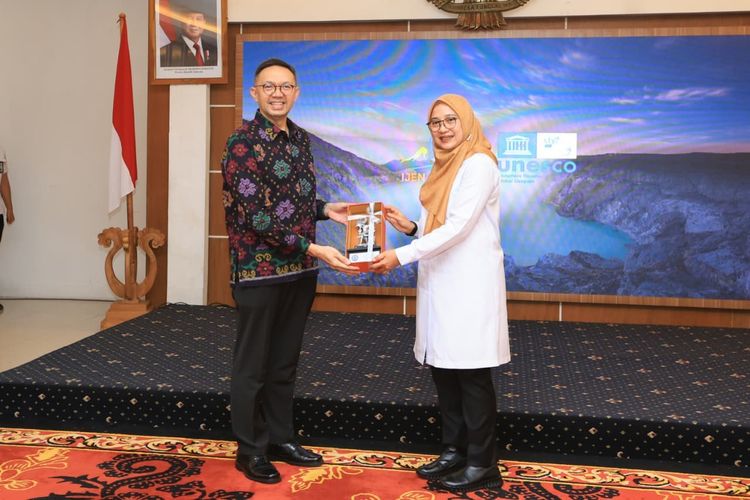 Direktur Sesdilu Kemenlu Tubagus Edwin Suchranudin bersama Bupati Banyuwangi Ipuk Fiestiandani di Kantor Pemkab Banyuwangi, Rabu (29/10/2025).