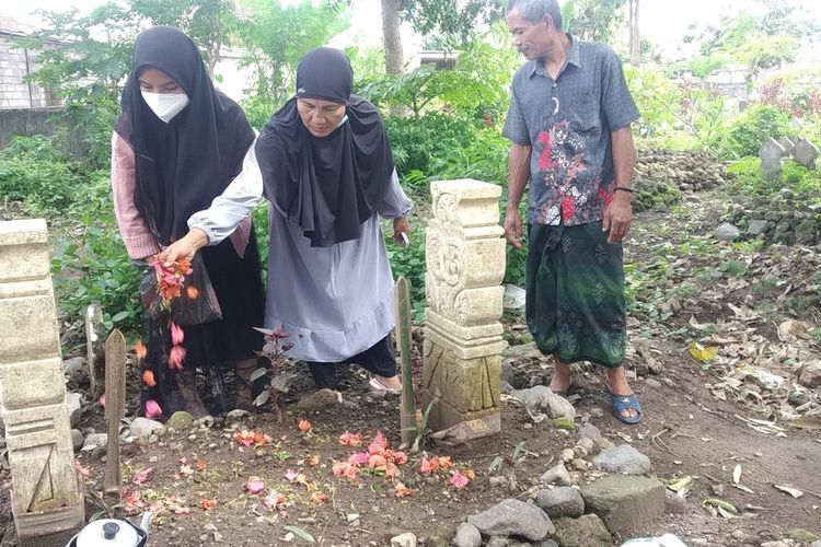 suasana rumah dan kuburan Julia di Desa Dasan Borok, Lombok Timur