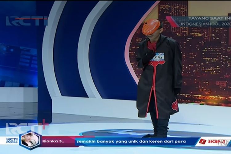 Agam Gumawang mengejutkan para juri Indonesian Idol pada babak audisi karena mengenakan kostum Akatsuki dari serial Naruto.