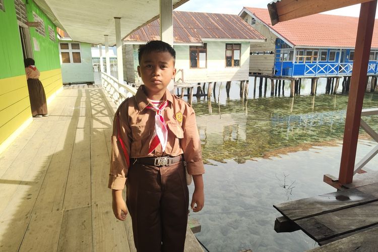Kisah Abid Sekolah di Atas Air Teluk Tomini: Berangkat Naik Perahu, Datang Paling Awal