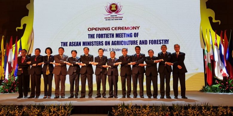 Mentan Amran Sulaiman (4 dari kiri) berfoto bersama Menteri Pertanian, Perikanan, dan Kehutanan se-ASEAN dalam pertemuan Menteri Pertanian, Perikanan, dan Kehutanan ASEAN (AMAF) Ke-40 di Hanoi, Vietnam, pada Kamis (11/10/2018).