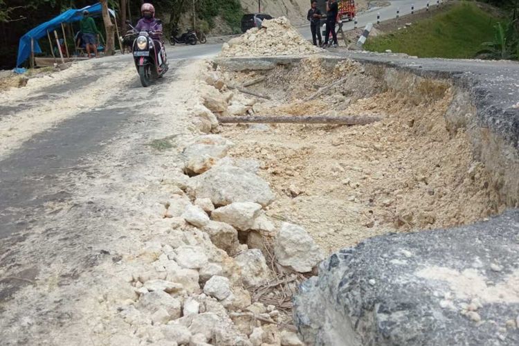 Jalan Raya penghubung tiga kabupaten di Desa Bago, Kecamatan Kradenan, Kabupaten Grobogan, Jawa Tengah yang baru rampung dibetonisasi dengan anggaran Rp 15,9 miliar ambles sedalam 5 meter sepanjang 10 meter, Sabtu (11/2/2023).