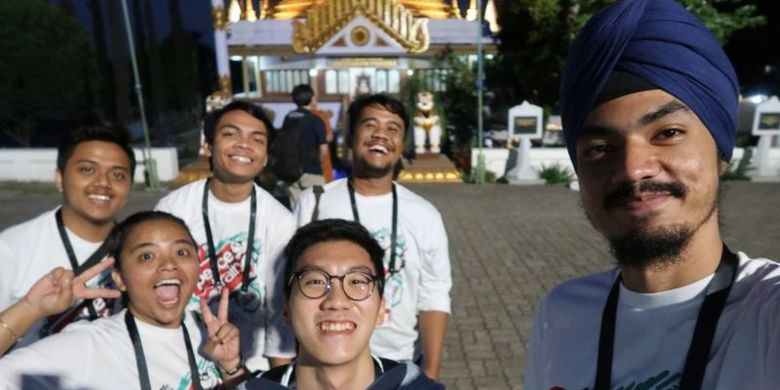 Ertheo (tengah, bawah) mengharapkan agar lebih banyak masyarakat Indonesia dapat mengikuti acara-acara lintas iman, seperti PTI, sehingga dapat saling mengenal, lebih rukun dan tidak saling curiga, serta tidak membikin stereotype sendiri.