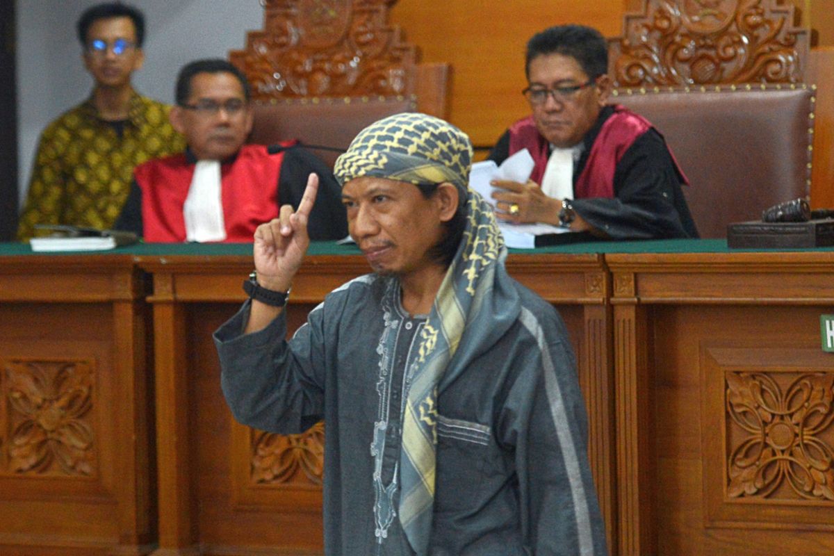 Terdakwa kasus dugaan serangan teror bom Thamrin dengan terdakwa Oman Rochman alias Aman Abdurrahman saat mengikuti sidang lanjutan di Pengadilan Negeri Jakarta Selatan pada 25 Mei 2018. Dalam sidang di PN Jakarta Selatan, Jumat (22/6/2018) ini, hakim menjatuhkan vonis hukuman mati terhadap Aman. 