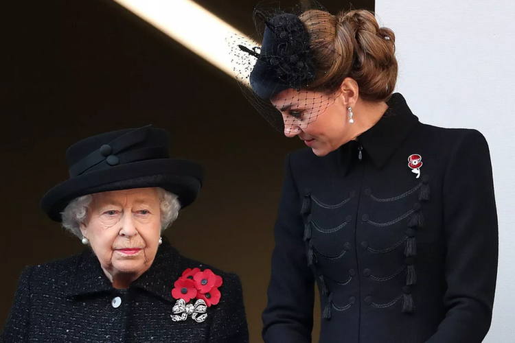 Ratu Elizabeth dan Kate Middleton mengenakan busana hitam dengan bros bunga poppy merah di dada kirinya