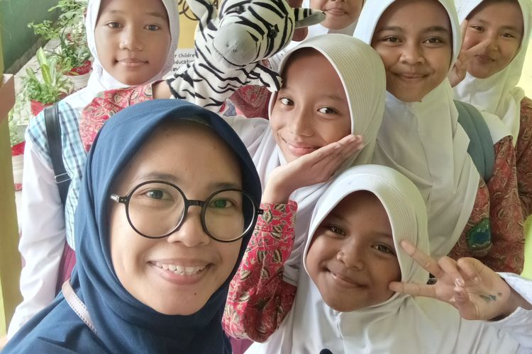 Hana Maulida, Pendiri Yayasan Kakak Aman Indonesia, berfoto bersama sejumlah siswa yang mengikuti edukasi pendidikan seksualitas beberapa waktu lalu. Yayasan Kakak Aman Indonesia adalah organisasi yang berfokus pada upaya pencegahan kekerasan seksual anak melalui pendidikan seksual yang interaktif dan menyenangkan. Organisasi ini berbasis di Kota Serang, Banten.
