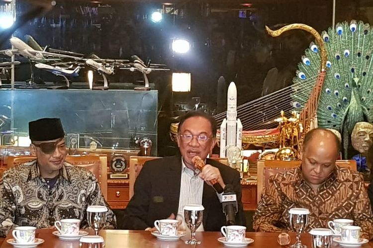 Anwar Ibrahim didampingi kedua putra BJ Habibie saat takziah di kediaman Habibie, Patra Kuningan, Jakarta Selatan, Rabu (9/10/2019).
