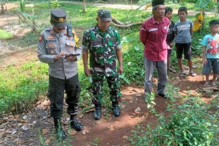 Sejumlah petugas saat mengamankan lokasi penemuan granat tangan di TPU Desa Sinargalih, Kecamatan Lemahsugih, Kabupaten Majalengka, Selasa (28/5/2024).
