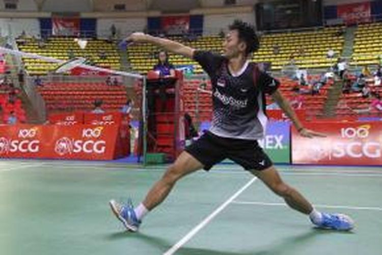 Tunggal putra Indonesia, Ihsan Maulana Mustofa mengembalikan shuttlecock wakil Korea, Heo Kwang-hee, pada semifinal BWF World Junior Championships 2013, di Stadion Huamark, Bangkok, Sabtu (2/11/2013).  