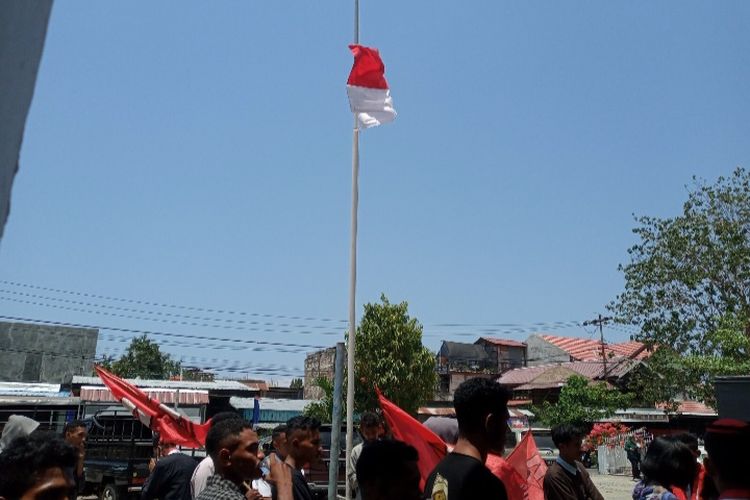 Foto: Bendera merah putih di depan Kantor Dinas PKO Sikka diturunkan setengah tiang pada Senin (16/10/2023).