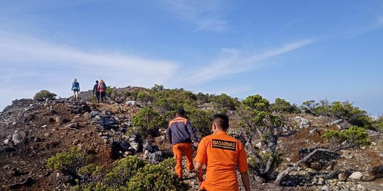 Proses pencarian dua pendaki asal Jambi yang hlang di Gunung Dempo, kota Pagaralam, Sumatera Selatan. Setelah 10 hari pencarian, tim SAR akhirnya memutuskan menghentikan aktifitas pencarian.