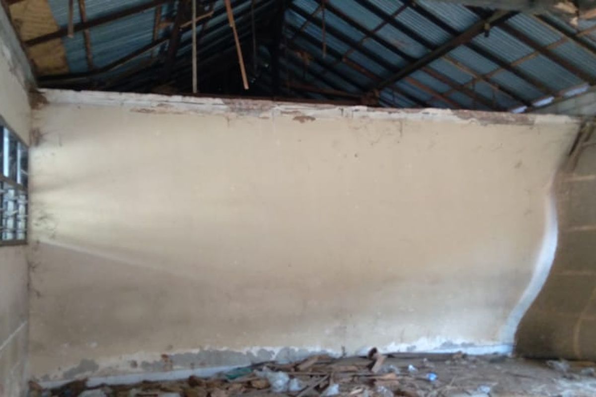 Bangunan kelas SD Negeri 6 Bondalem di Kabupaten Buleleng, Provinsi Bali, yang rusak bertahun-tahun.  