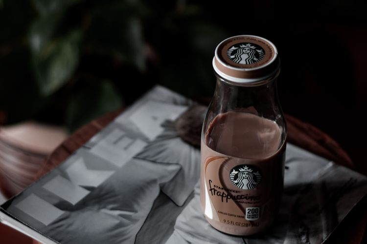 Ilustrasi kopi Starbucks kemasan botol