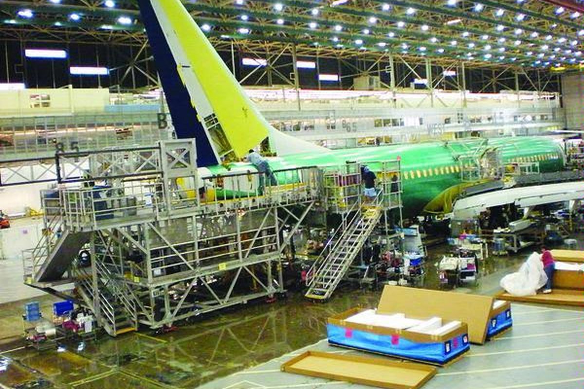 Perakitan ekor pesawat.