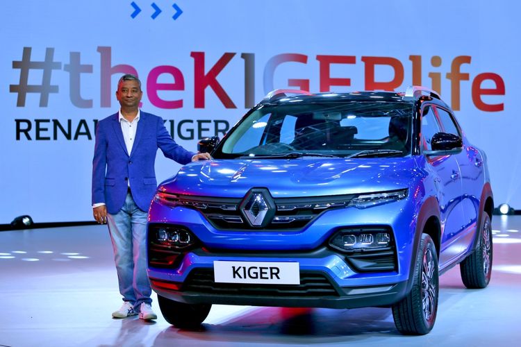 Venkatram Mamillapalle, Country CEO & MD, Renault India Operations dengan Renault KIGER pada Acara Peluncuran Global di New Delhi