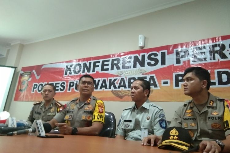 Kapolda Jabar Irjen Pol Rudy Sufahriadi bersama Kapolres Purwakarta AKBP Matrius beserta jajaran saat press release terkait kecelakaan beruntun tol Purbaleunyi di RS MH Thamrin Purwakarta, Selasa (3/9/2019).