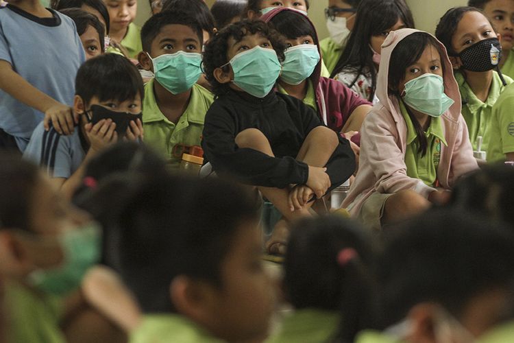 Sejumlah siswa mengikuti sosialisasi penggunaan masker di Sekolah Tunas Global, Depok, Jawa Barat, Selasa (3/3/2020). Kegiatan tersebut sebagai upaya antisipasi Virus Corona pada usia dini dengan mengukur suhu tubuh saat memasuki sekolah dan mensosialisasi penggunaan masker yang benar saat sakit.