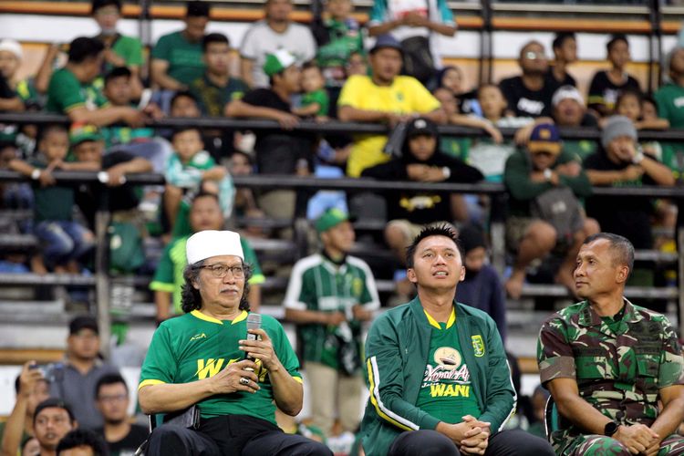 Emha Ainun Nadjib (kiri) dan Presiden Persebaya Surabaya Azrul Ananda (tengah) sebelum pertandingan bertajuk Forever Game laga ujicoba melawan Persis Solo yang berlangusng di Stadion Gelora Bung Tomo Surabaya, Jawa Timur, Sabtu (11/01/2020) malam.